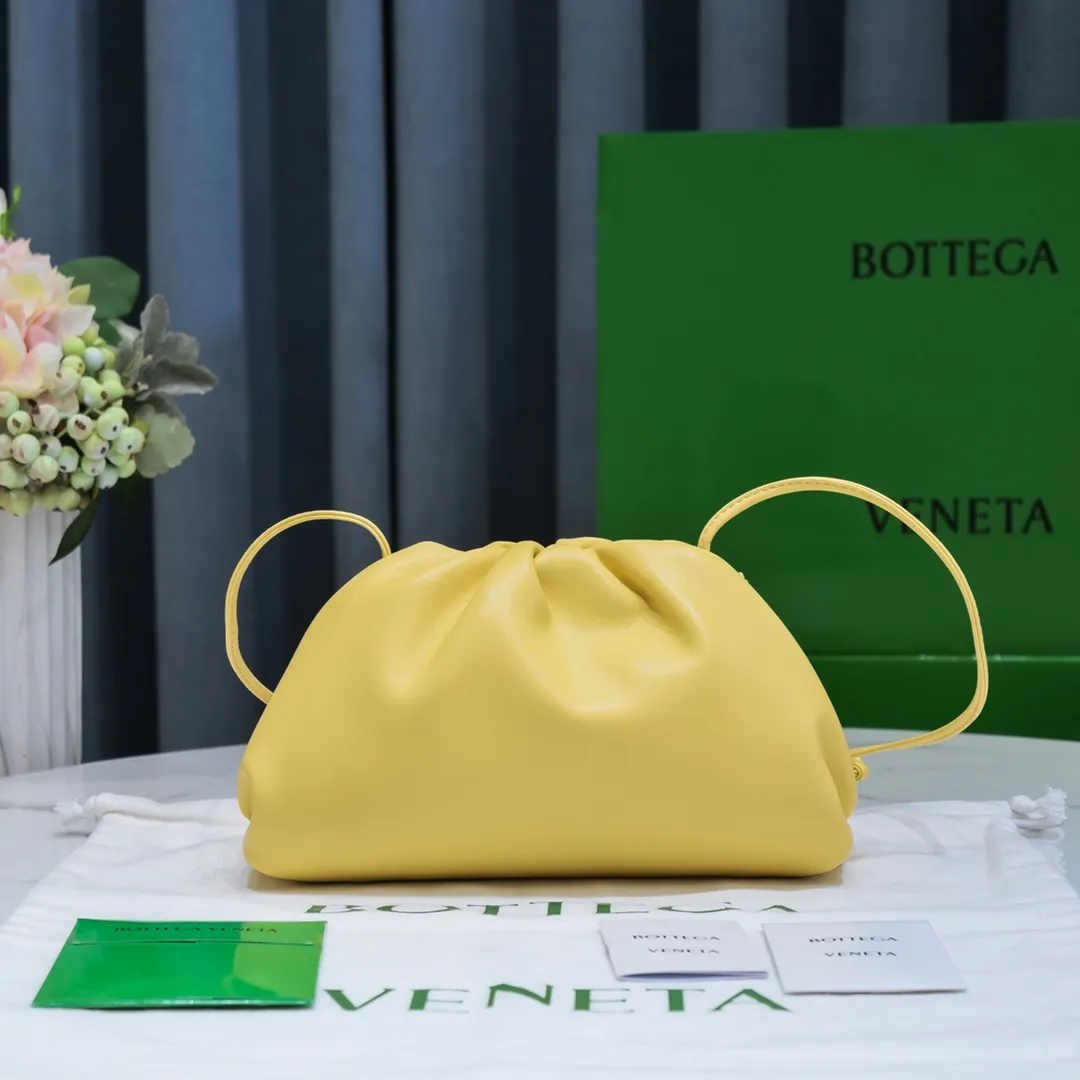 Batch 1120 Bottega Veneta cloud bag ☁️POUCH series Original plain calfskin, super low-key and attractive, soft and casual. Major internet celebrity bloggers are crazy about calling it fashionable and classy, ​​lazy and intellectual. Small size: 23*13*8 (small cloud plain) tapioca color